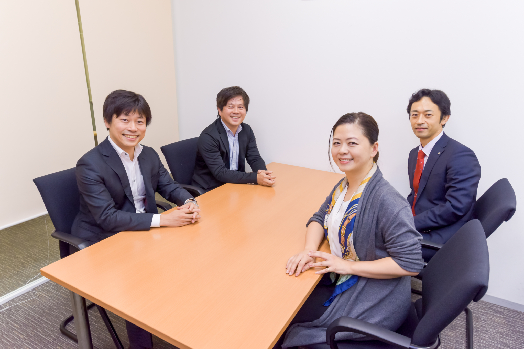 企業経営戦略コース修了生の皆さん　左から　渡辺さん、河邉さん、近藤さん、山崎さん