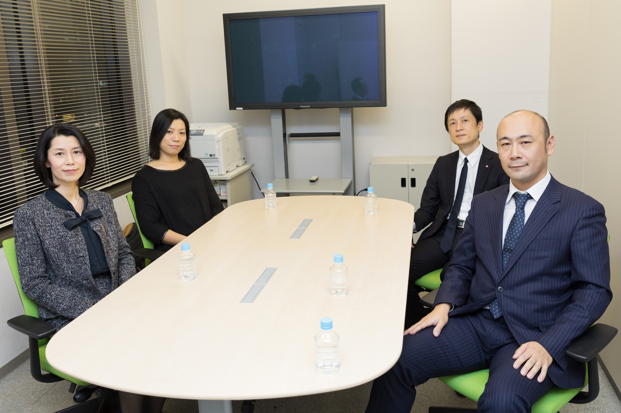 企業経営戦略コース修了生の皆さん　左から　大西さん、斎藤さん、森田さん、片山さん
